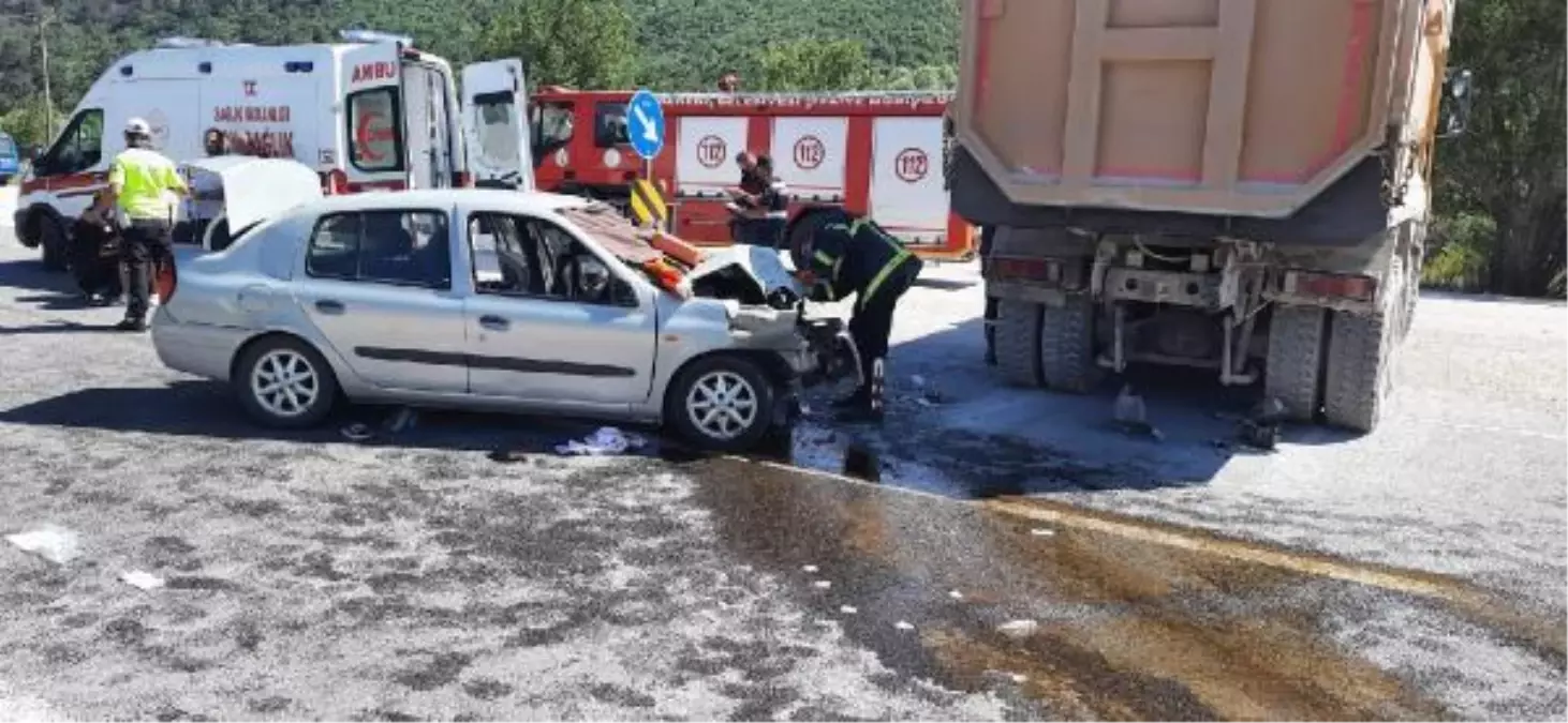 Son dakika haberi: Otomobil kamyona arkadan çarptı: 1 ölü, 6 yaralı