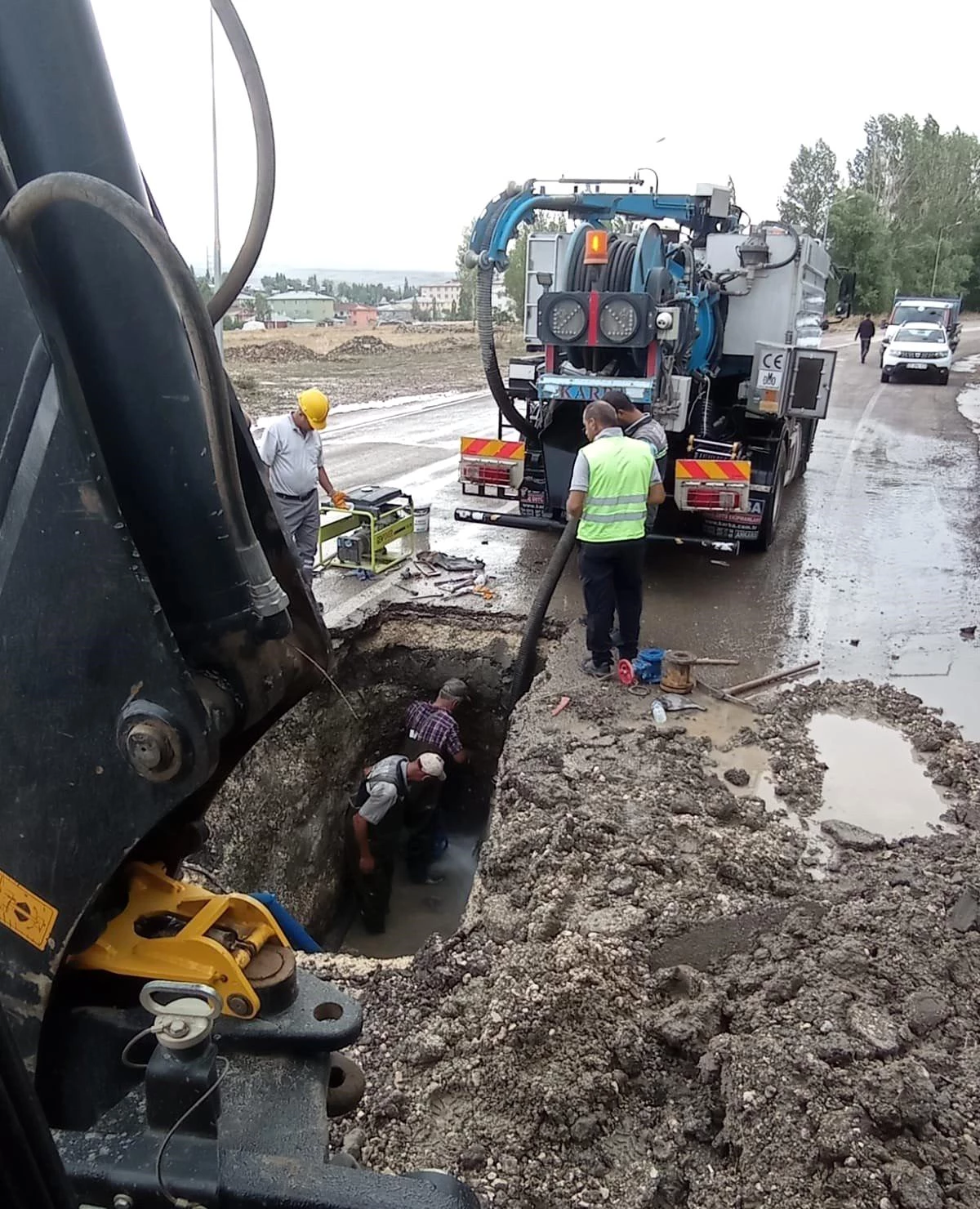 Patlayan su borusu işçilere zor anlar yaşattı