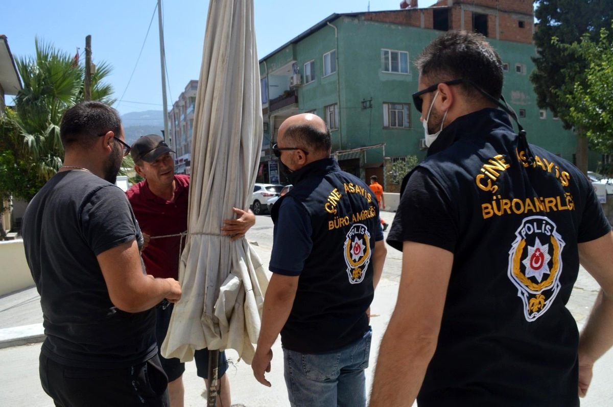 Polis şemsiyeyi buldu, karpuzcu mutlu oldu
