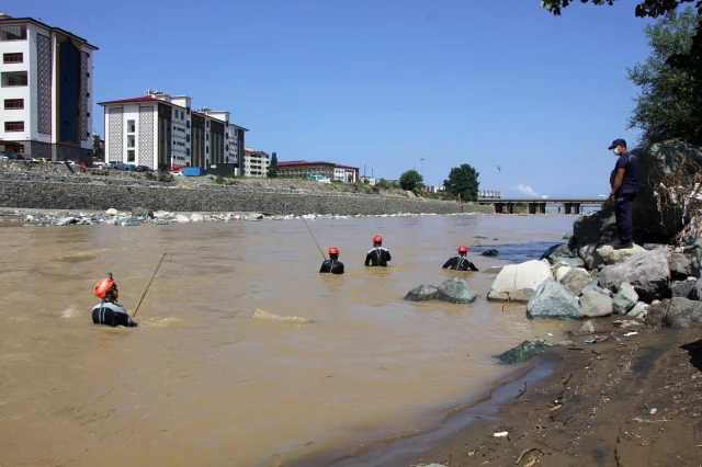 Sel felaketinin vurduğu Rize'de umutlu bekleyiş! Kayıp iki kişi için arama çalışmaları devam ediyor