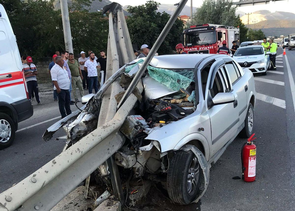 Sakarya\'da bariyerlere saplanan otomobilin sürücüsü yaralandı