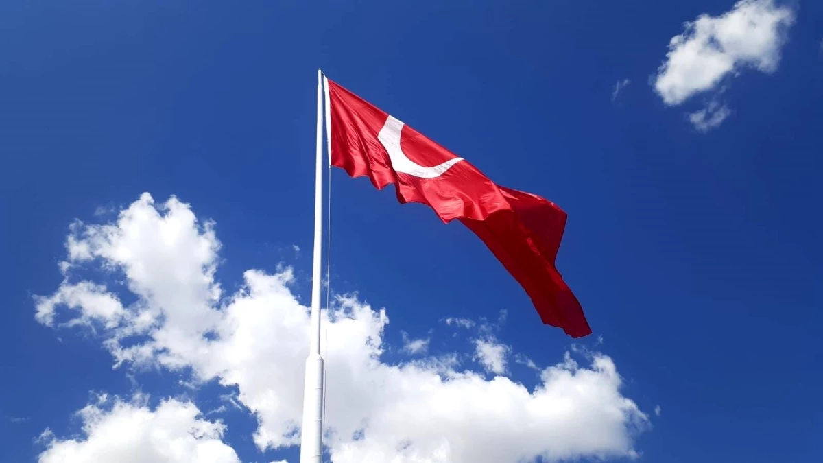 Samsat\'ta dev Türk Bayrağı göndere çekildi