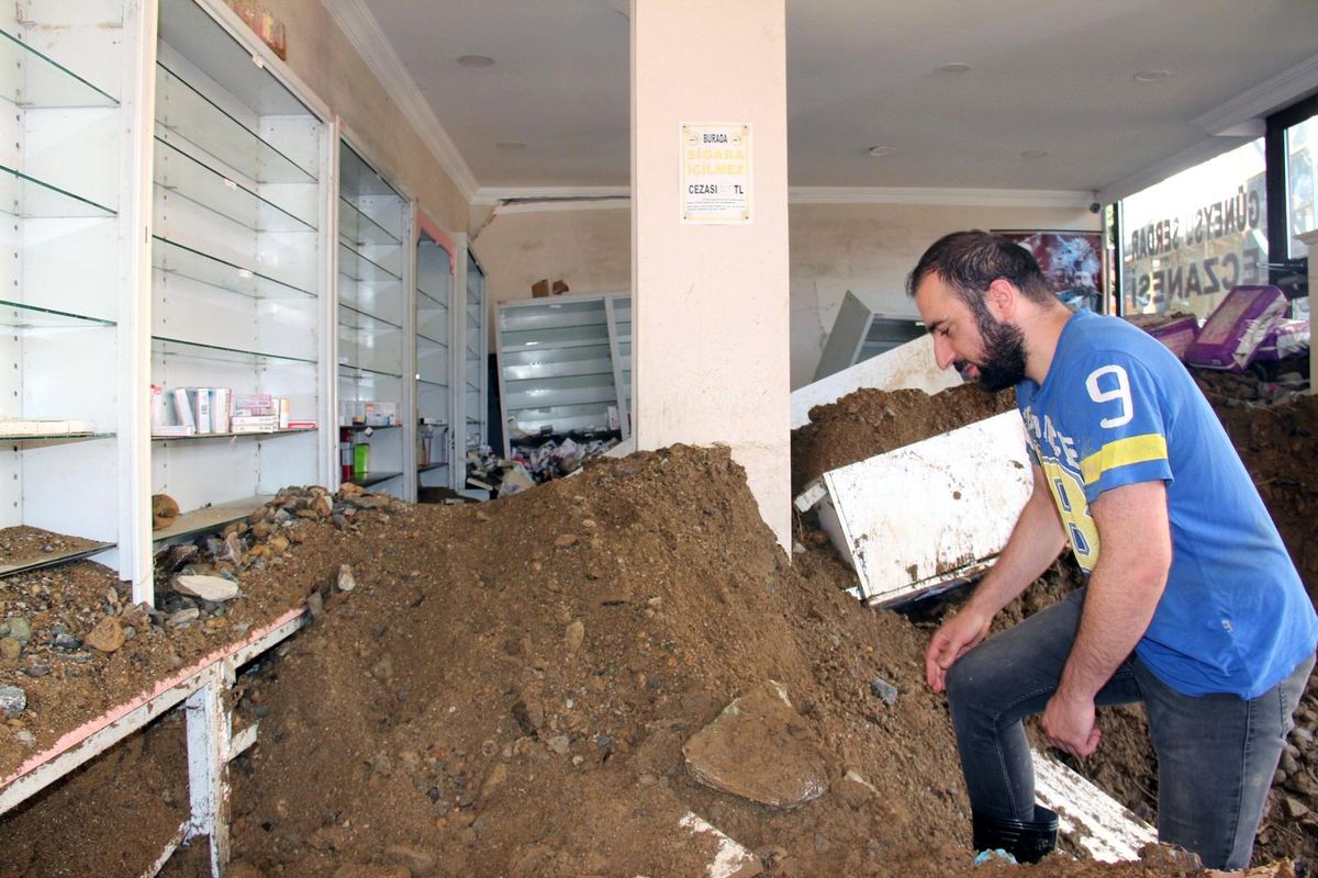 Son dakika haber | Sel mağduru eczacı çamurlar içinde ilaçlarını arıyor