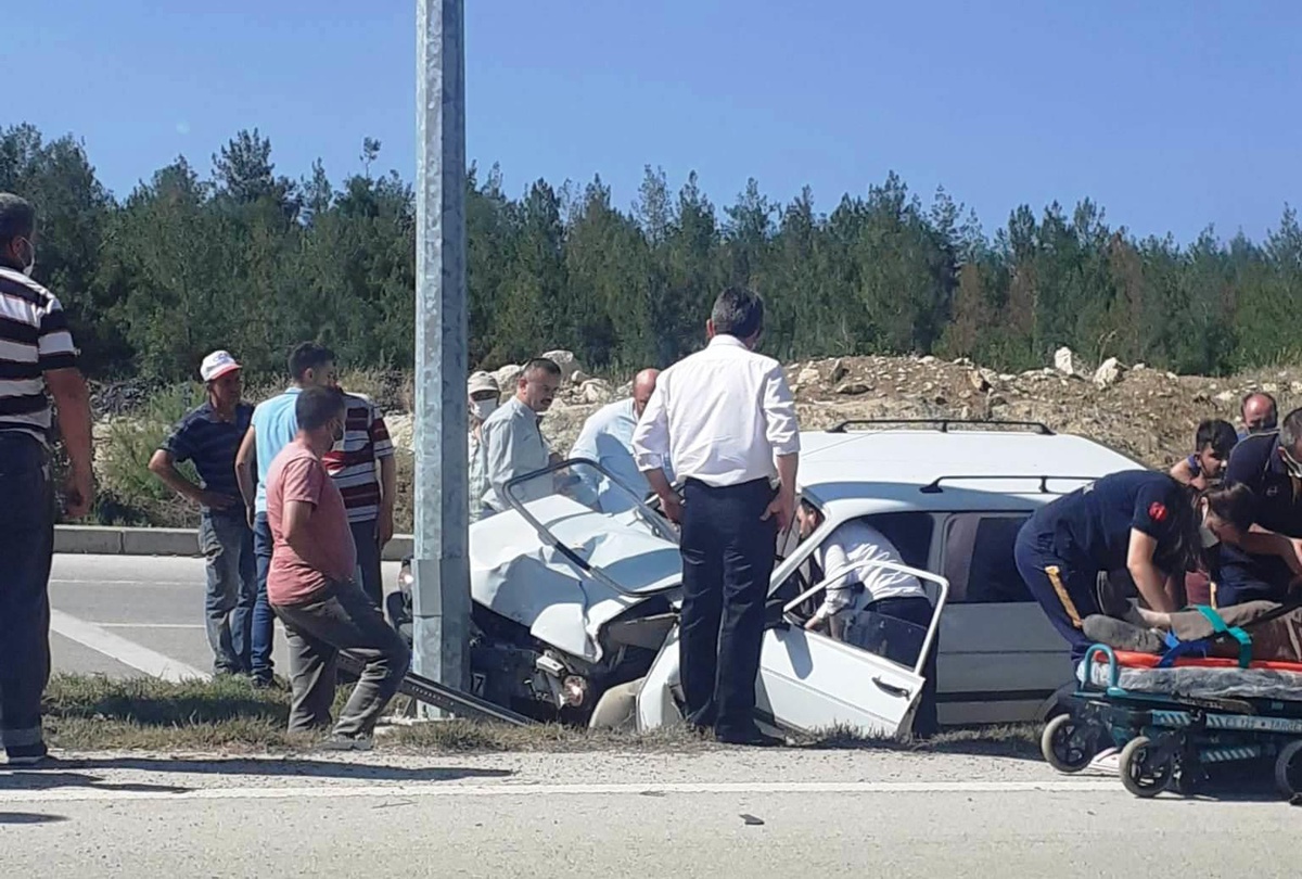 Sinop\'ta aydınlatma direğine çarpan otomobilin sürücüsü yaşamını yitirdi