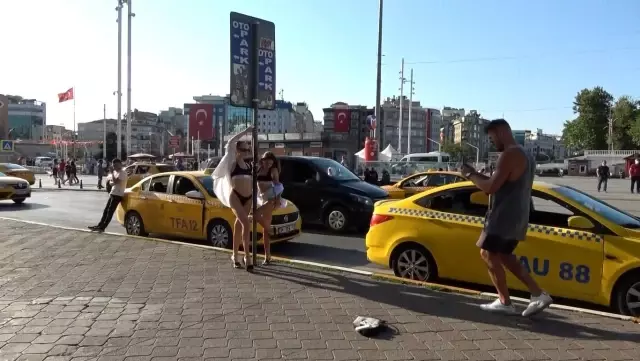 taksim meydani ni bikinili pozlariyla podyuma cevirdiler yabanci uyruklu kadinlar merakli bakislari umursamadi son dakika magazin