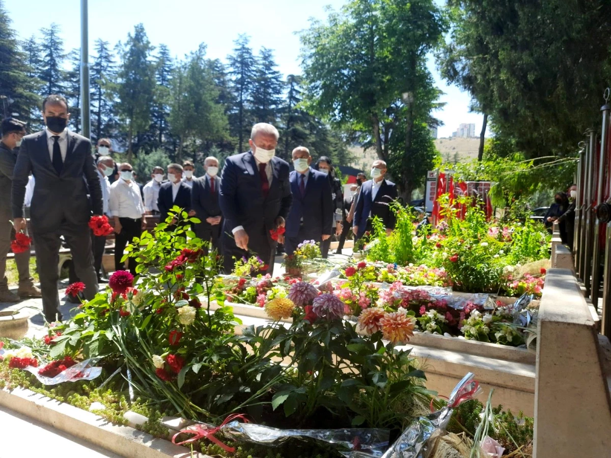 TBMM Başkanı Mustafa Şentop, Karşıyaka Mezarlığı Şehitliği\'ni ziyaret etti