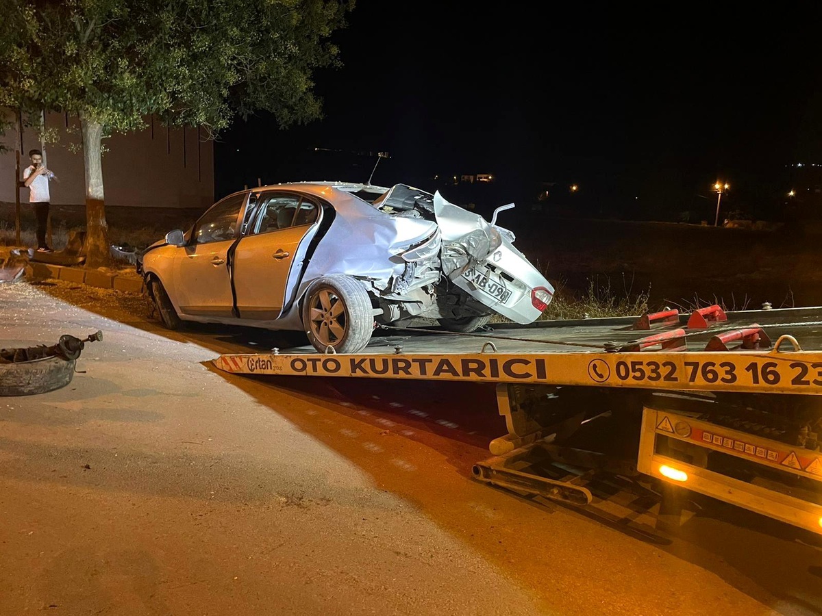Yol kenarındaki ağaçlara çarpan otomobil hurdaya döndü: 2 yaralı