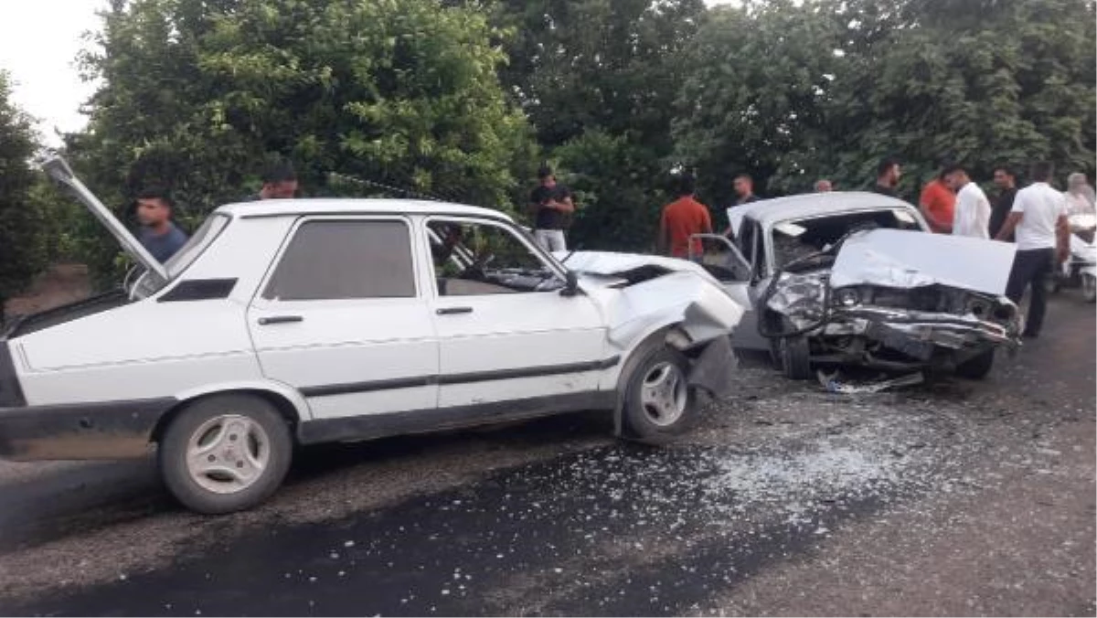Adana\'da 2 otomobil kafa kafaya çarpıştı: 2 yaralı