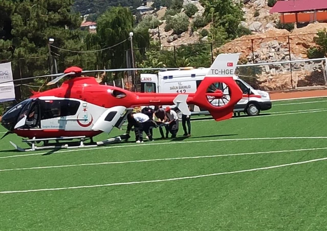Adana'da ağaçtan düşerek yaralanan kadın ambulans helikopterle hastaneye götürüldü