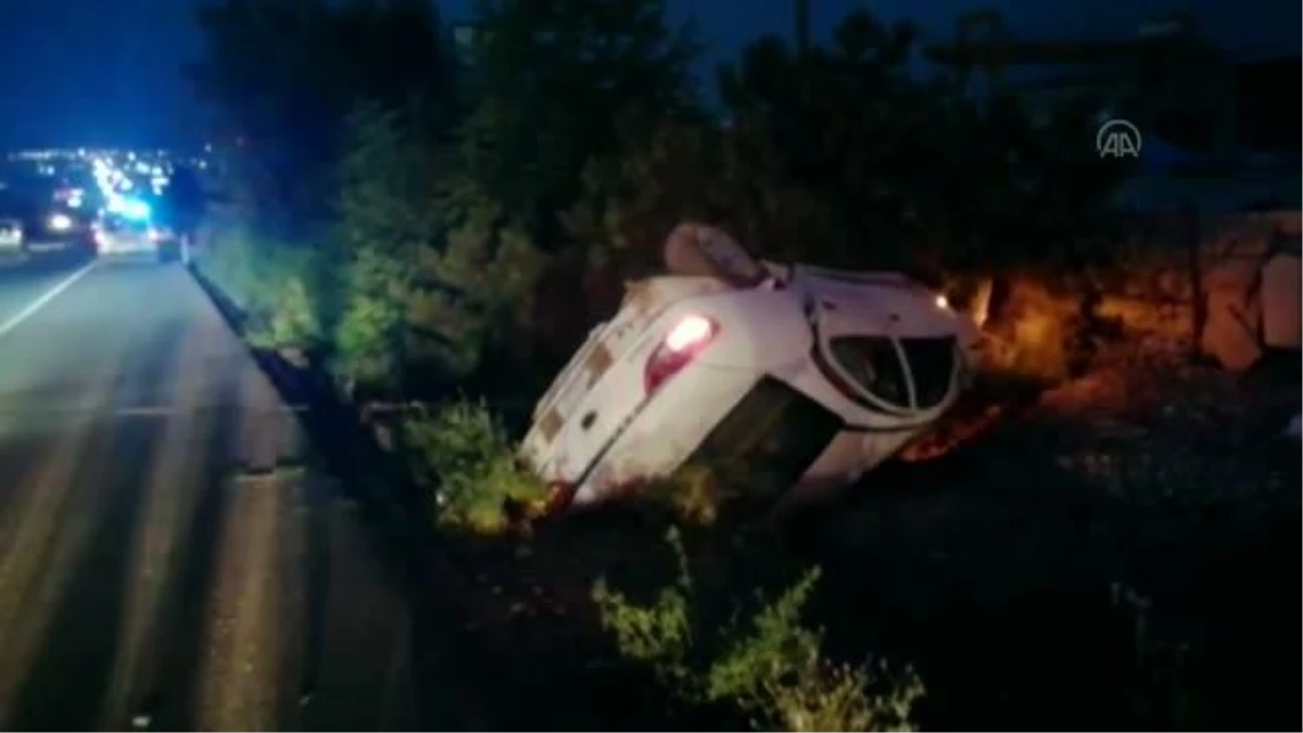 AFYONKARAHİSAR - Lastiği patlayan otomobil şarampole devrildi: 5 yaralı