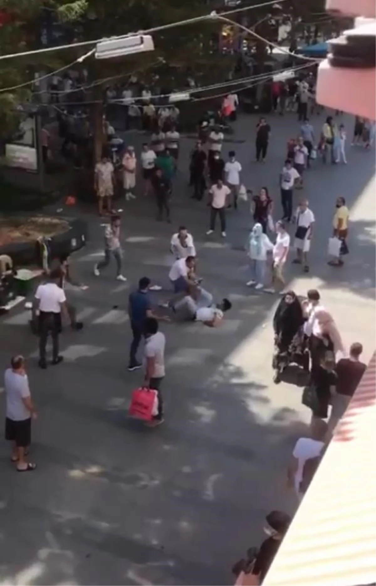 Antalya\'nın en işlek caddesinde tekme tokatlı kavga kamerada