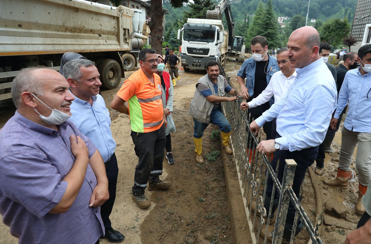 Bakanlar Soylu ve Karaismailoğlu, Rize\'de afet bölgesindeki incelemelerini sürdürdü