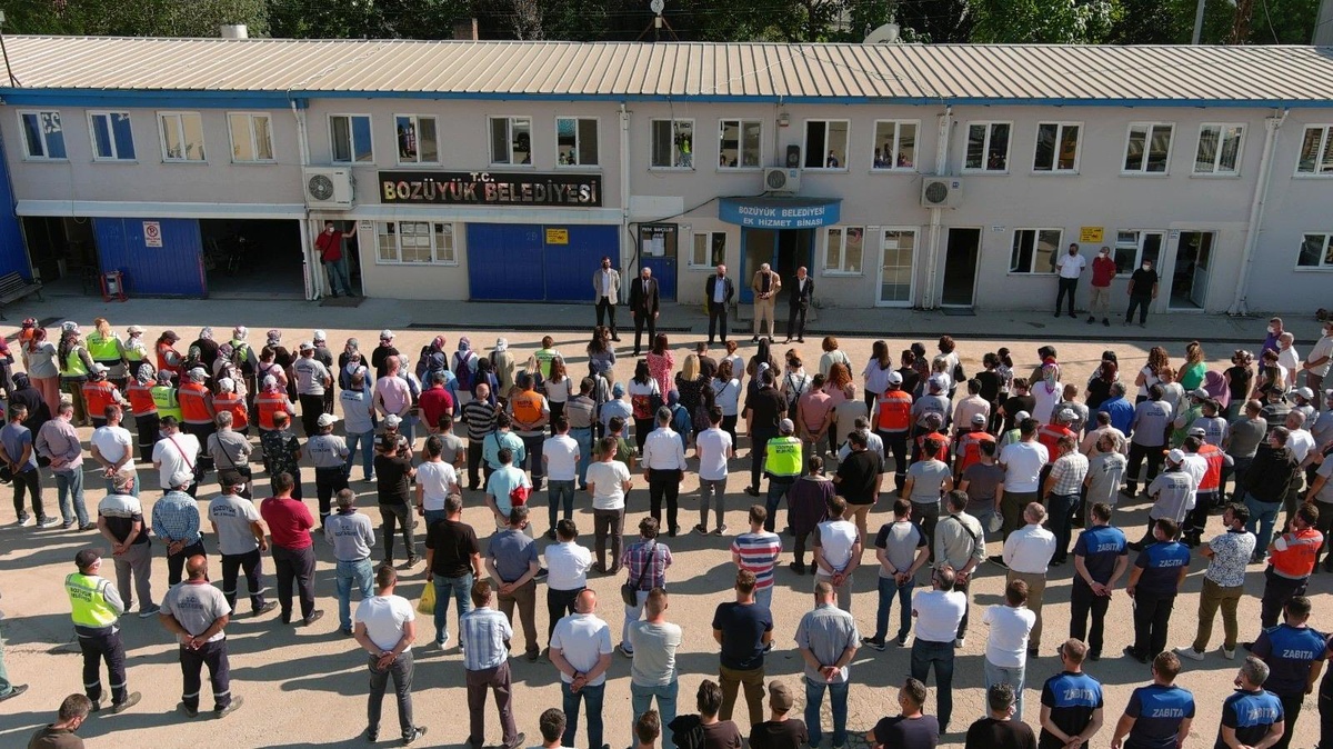 Başkan Bakkalcıoğlu belediye personelinin bayramını kutladı
