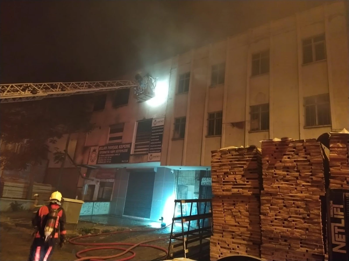 Başkentte 3 katlı iş merkezinde çıkan yangında 1 kişi hayatını kaybetti