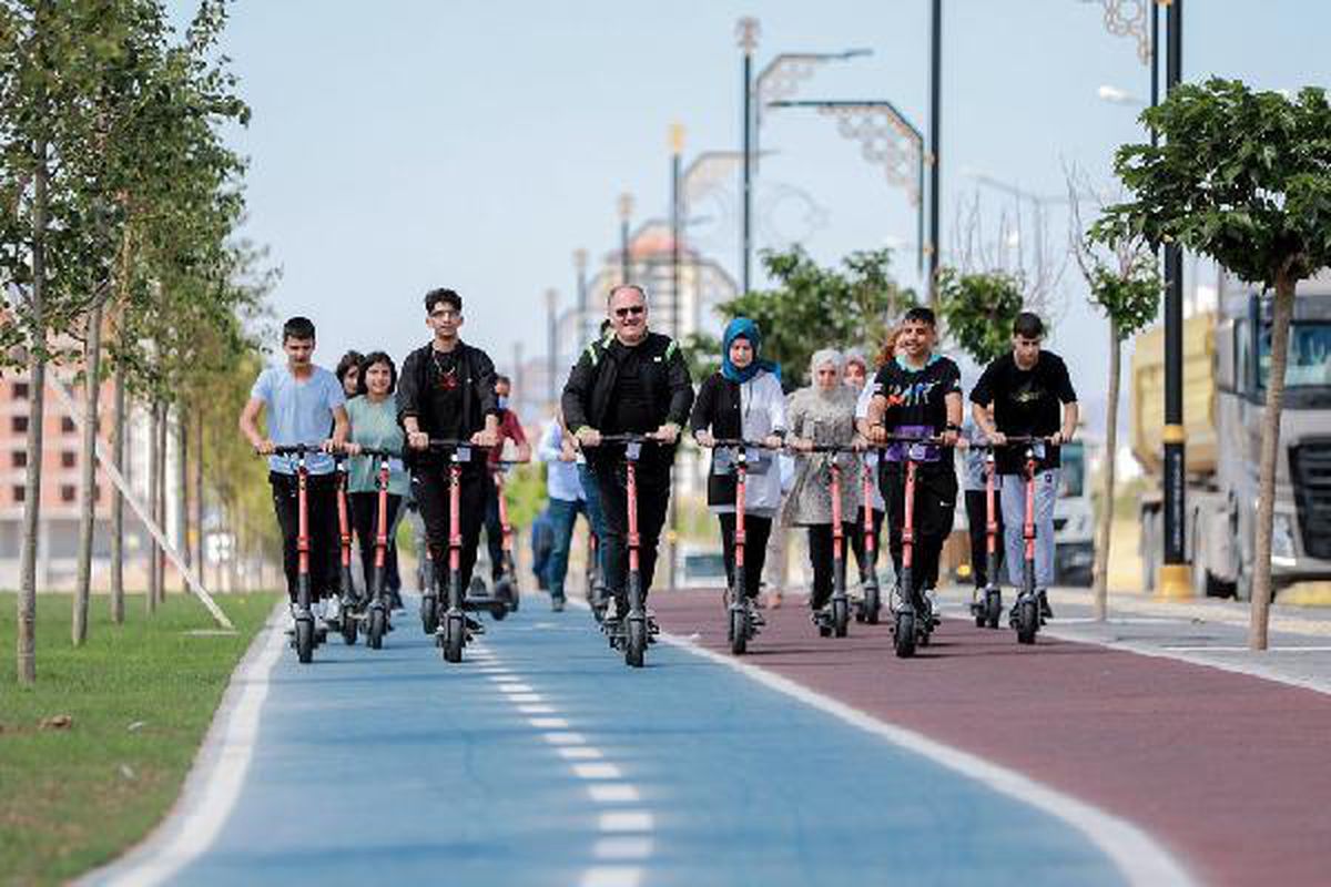 Belediye başkanından gençlerle elektrikli scooter yarışı