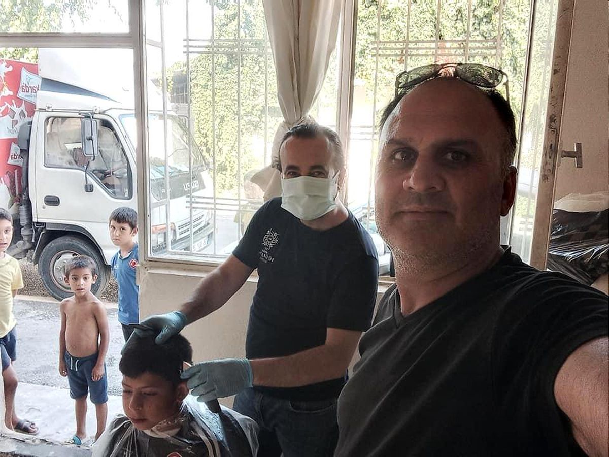 Bu muhtar farklı muhtar, Bayram öncesi çocukları köy meydanında yıkadı