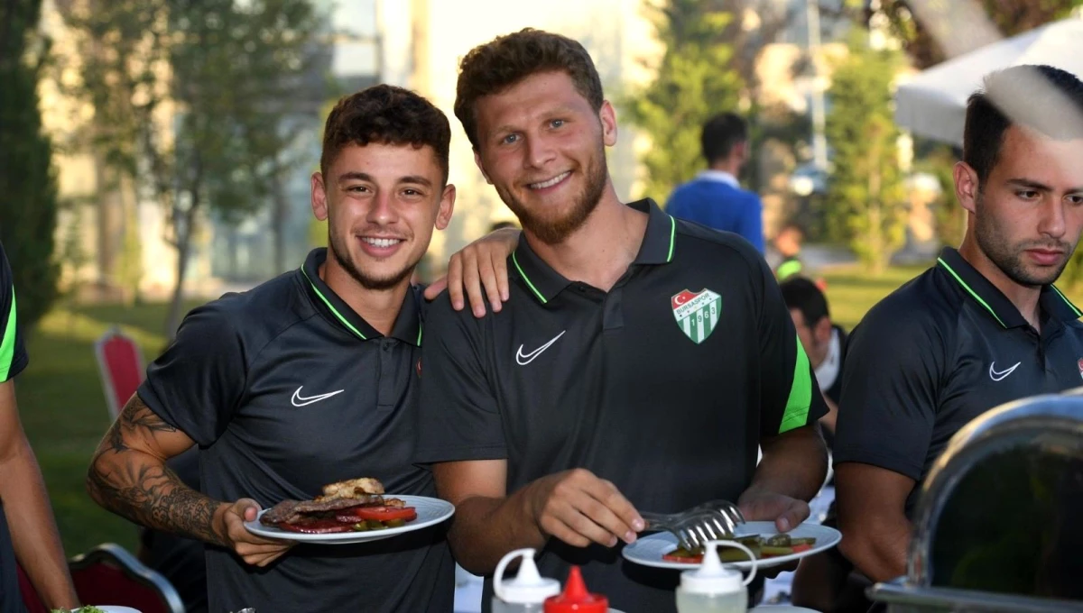 Bursasporlu futbolcular yemekte bir araya geldi