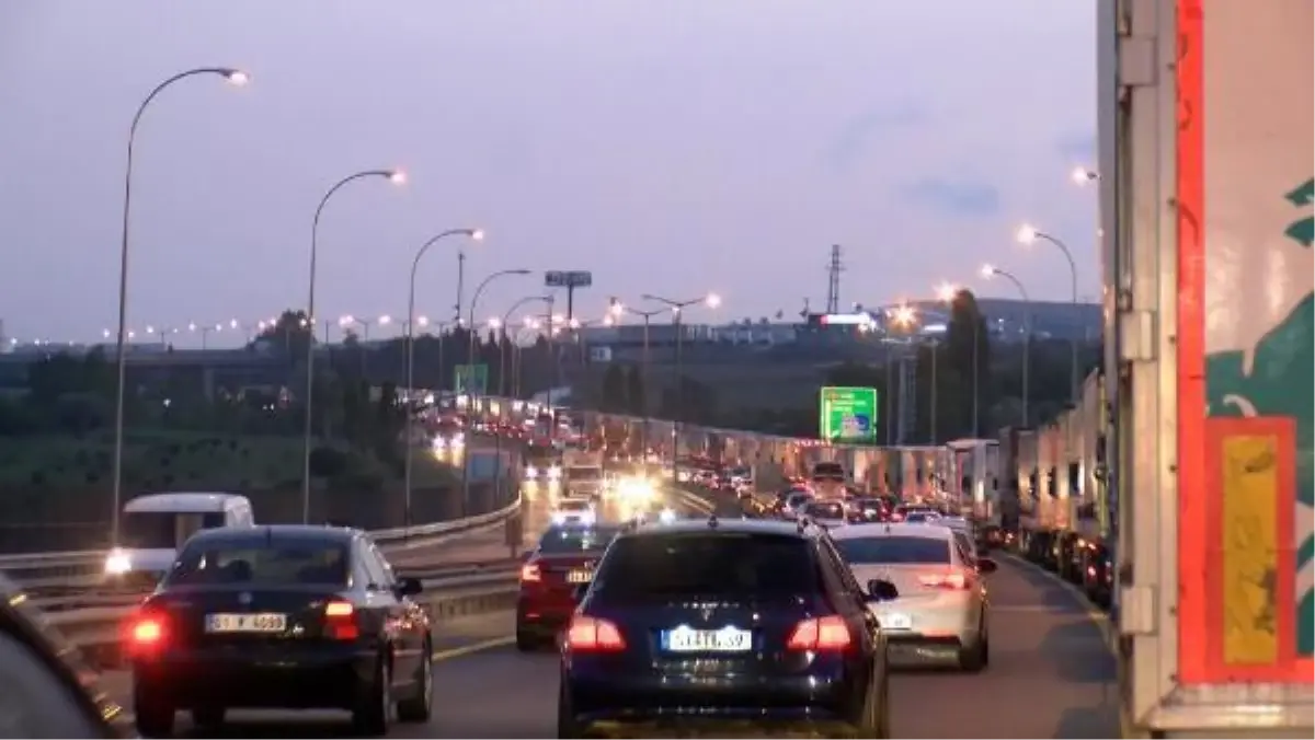 ÇATALCA GÜMRÜK YOLUNDA UZUN TIR KUYRUĞU