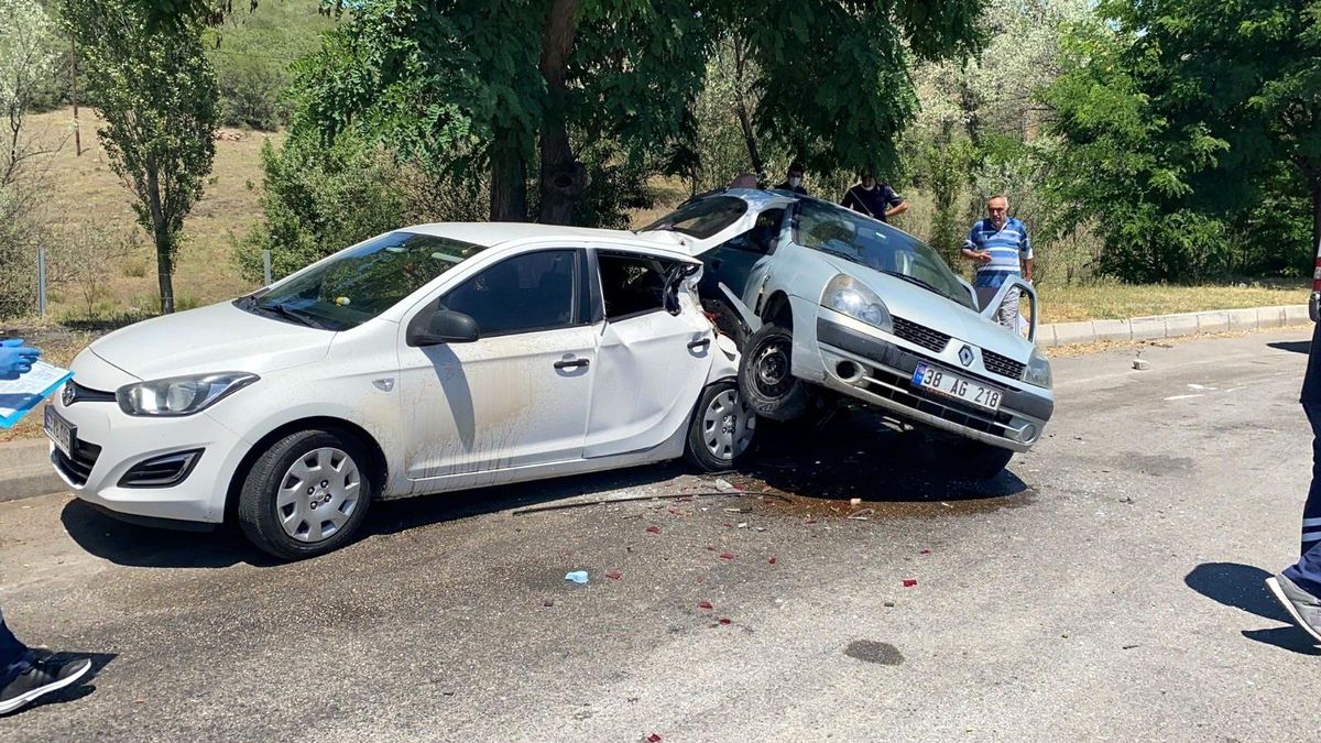 Dinlenme alanında park halindeki otomobile arkadan çarptı