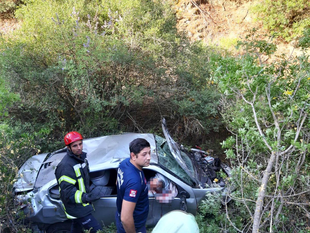 Direksiyon hakimiyetini kaybeden sürücü uçuruma yuvarlandı