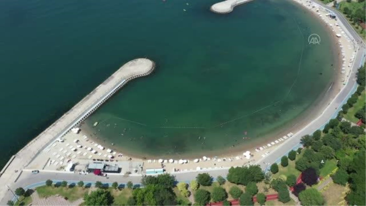 (DRONE) Güzel havayı değerlendiren vatandaşlar, Caddebostan sahilinde denize girdi