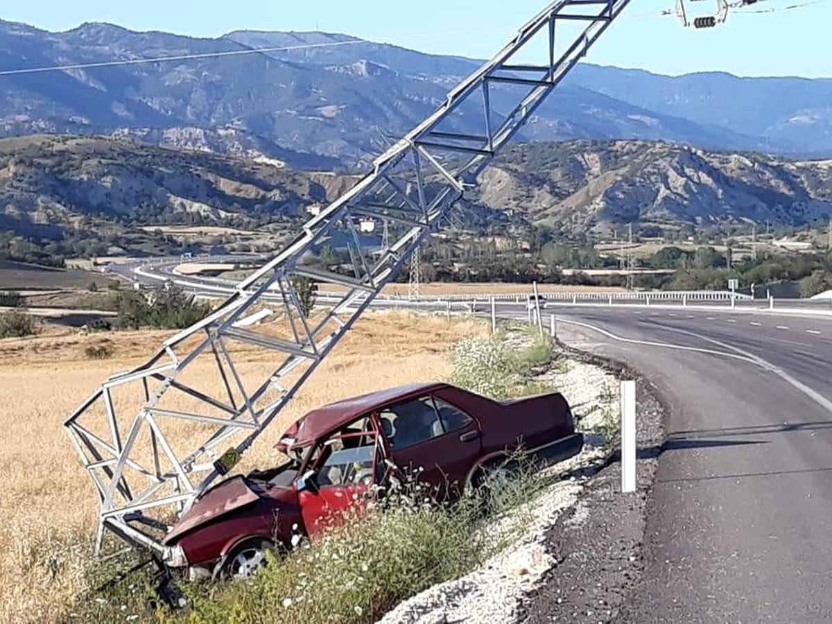 Elektrik direğine çarpan otomobil hurdaya döndü