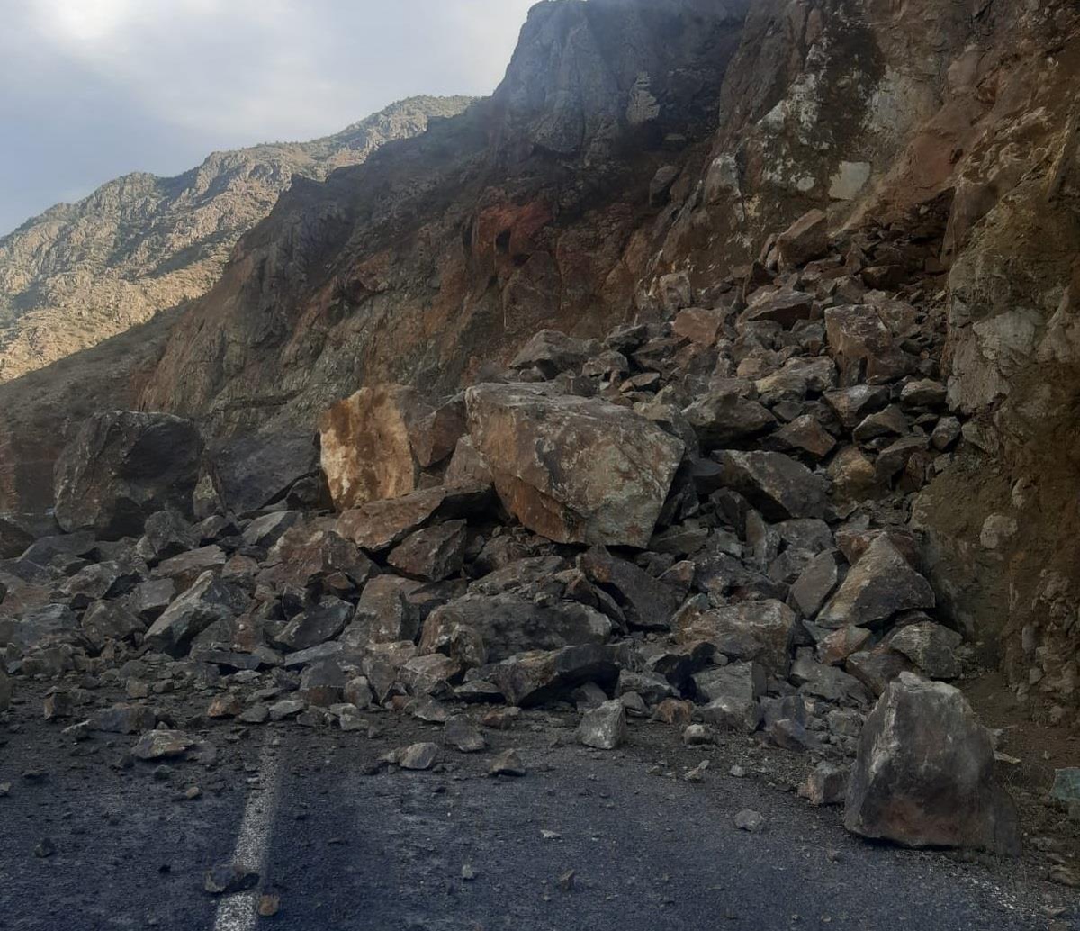 Erzurum\'un Olur ile Artvin\'in Yusufeli kara yolu heyelan nedeniyle ulaşıma kapandı