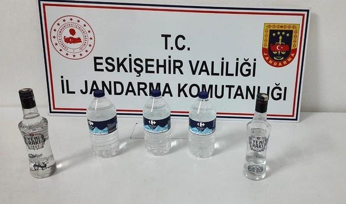 Etil alkolden yapılan içkiyi iş yerinde satamadan yakalandı