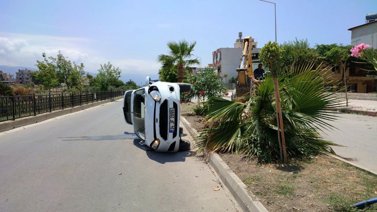 Son dakika haberi... Hatay\'da köpeğe çarpmamak için kaza yaptı