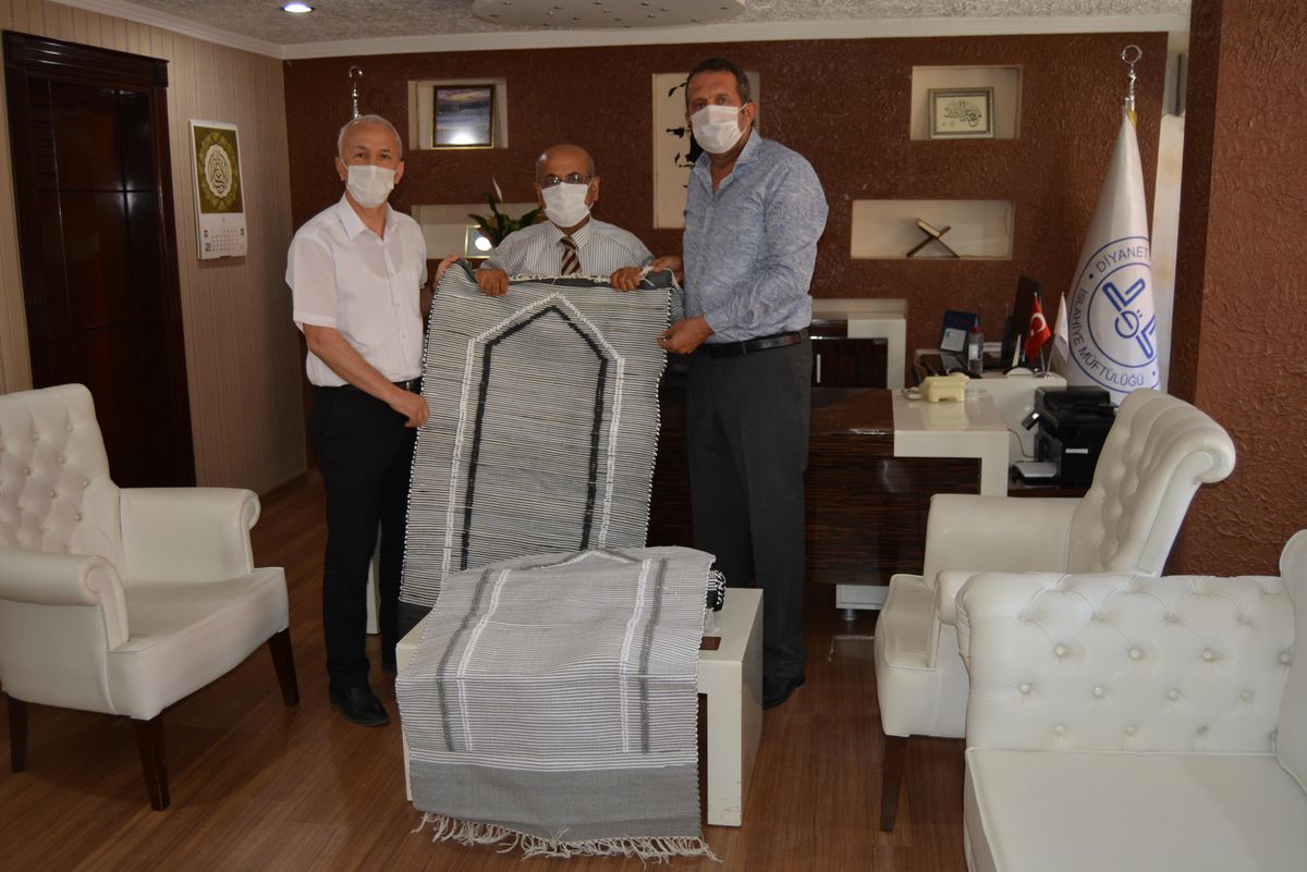 HEM Kursiyerlerinden ihtiyacı olan camiler için 150 kilim