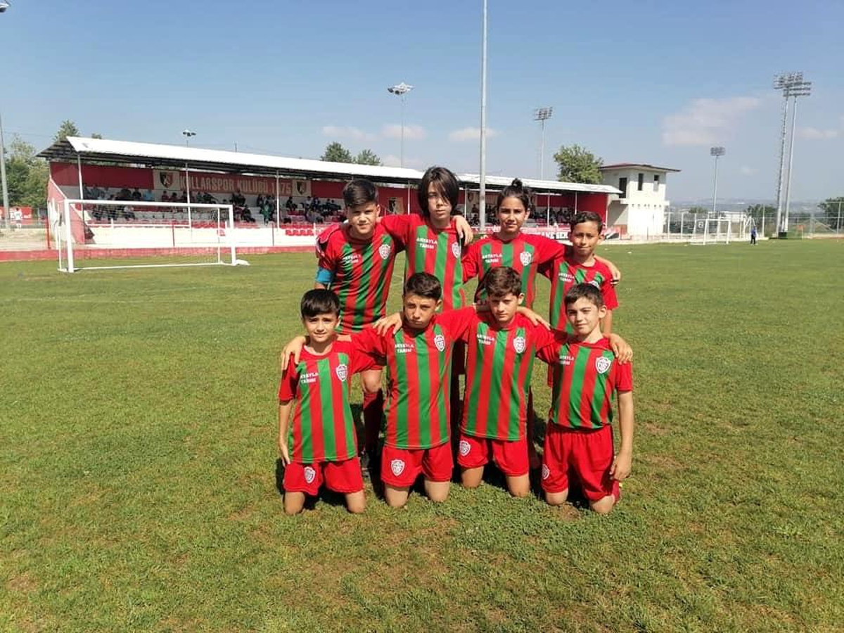 İki minik futbolcu Fenerbahçe ve Başakşehir kıskacında