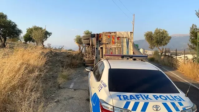 Kamyonu yan yatırdı, faciayı önledi