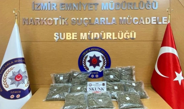 İzmir'de bir otomobilde uyuşturucu madde ele geçirildi, 3 şüpheli gözaltına alındı
