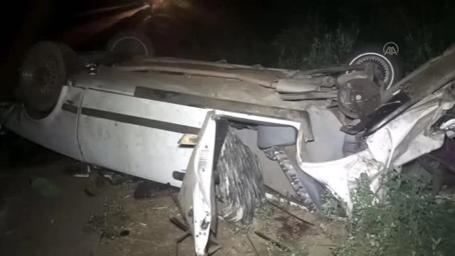 İZMİR -Otomobilin takla atması sonucu 2'si ağır 3 kişi yaralandı