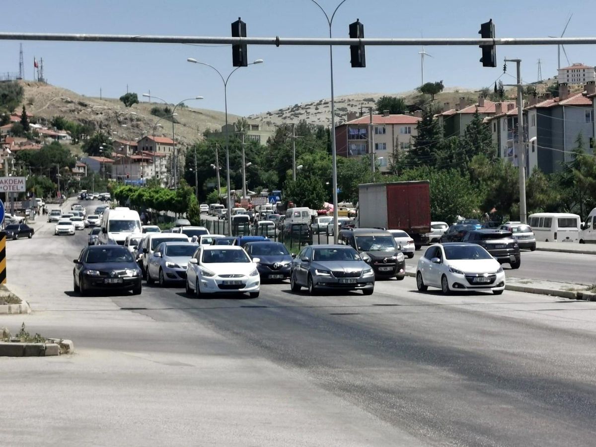 Kavşak noktası Afyonkarahisar\'da araç yoğunluğu