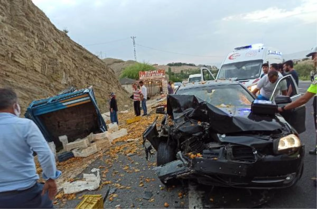 Kayısı yüklü çapa motoru ile otomobil çarpıştı: 2 yaralı