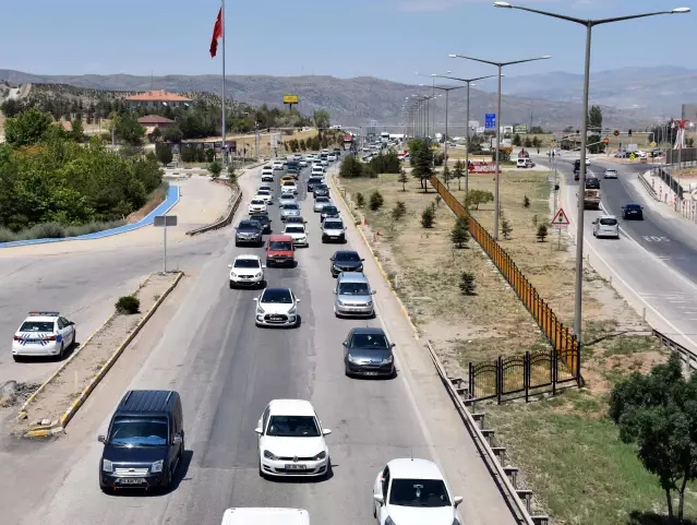 KIRIKKALE - Kilit kavşak Kırıkkale'de bayram öncesi trafik yoğunluğu arttı