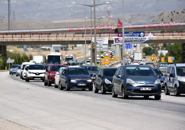 KIRIKKALE - Kilit kavşak Kırıkkale'de bayram öncesi trafik yoğunluğu arttı