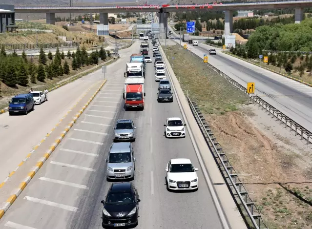 KIRIKKALE - Kilit kavşak Kırıkkale'de bayram öncesi trafik yoğunluğu arttı