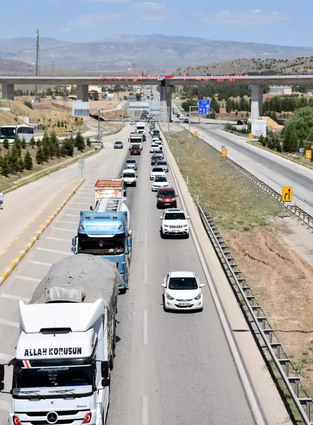 KIRIKKALE - Kilit kavşak Kırıkkale'de bayram öncesi trafik yoğunluğu arttı