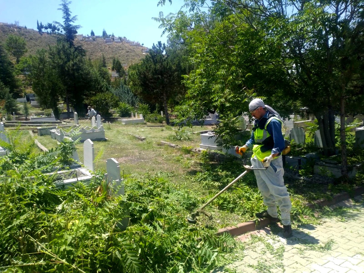 Kırıkkale\'de mezarlıklarda bayram hazırlığı