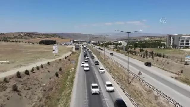 KIRIKKALE - Kilit kavşak Kırıkkale'de bayram öncesi trafik yoğunluğu arttı