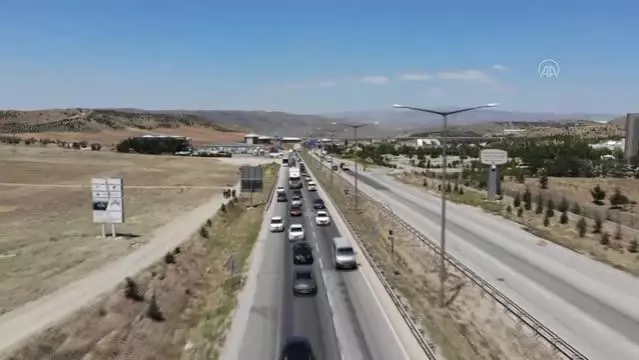 KIRIKKALE - Kilit kavşak Kırıkkale'de bayram öncesi trafik yoğunluğu arttı