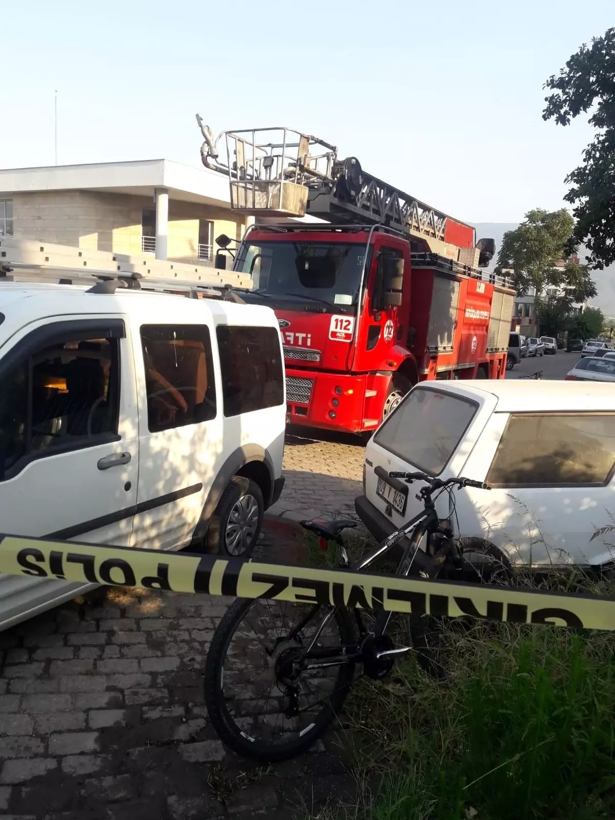 Klima bomba gibi patladı, tüm ev yandı bölgede elektrikler kesildi