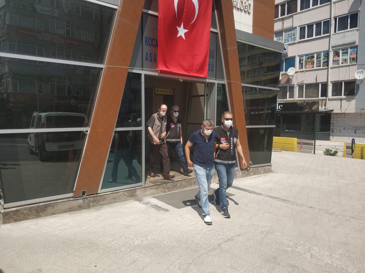 Kocaeli\'de yankesicilik yaptıkları iddiasıyla İstanbul\'da yakalanan 2 zanlı tutuklandı