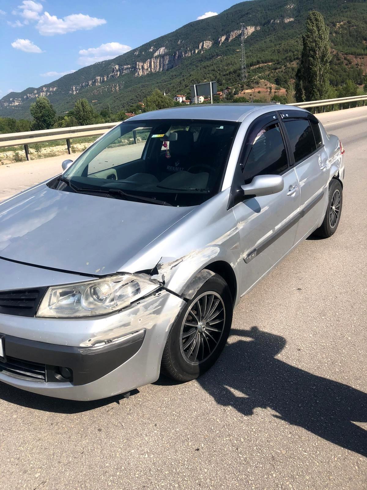 Kontrolden çıkan otomobil önce bariyere sonra refüje çarptı: 3 yaralı