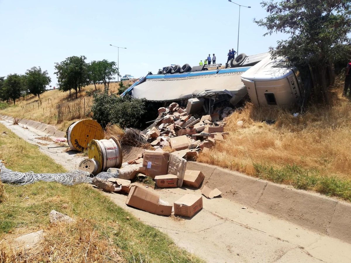 Lastiği patlayan tır şarampole devrildi
