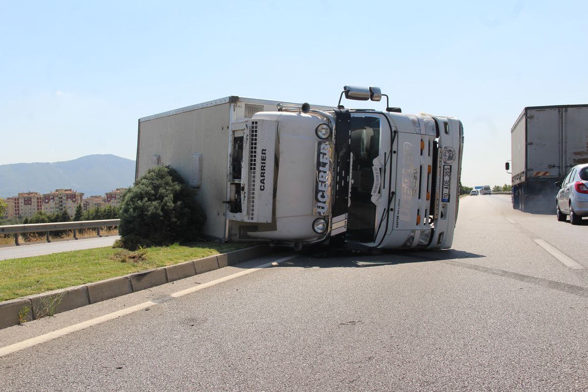Manisa\'da devrilen kamyonun sürücüsü kazadan yara almadan kurtuldu
