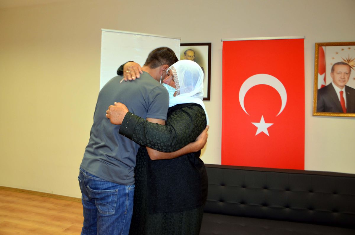 Muş\'ta annelerin eylemi sayesinde bir aile daha evladına kavuştu