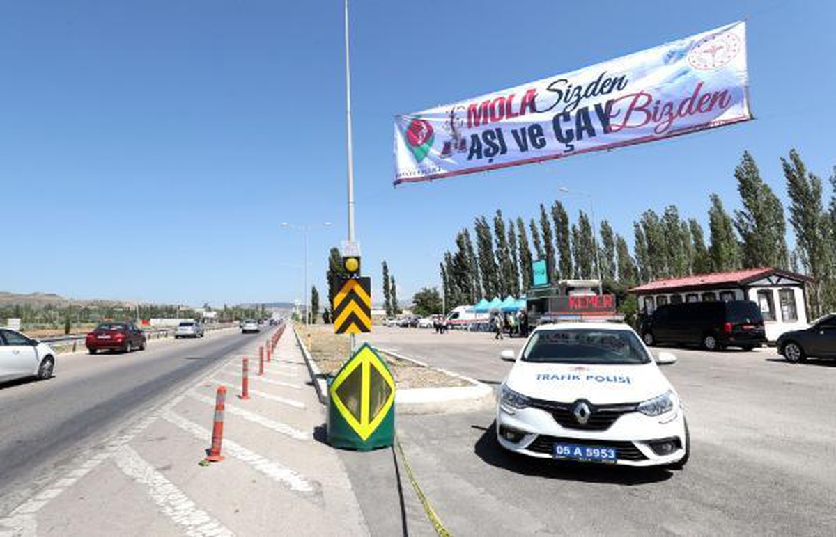 POLİS UYGULAMA NOKTASINDA YOLCULARA AŞI HİZMETİ VE ÇAY İKRAMI